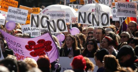 В Іспанії спроби відмовити жінок від аборту визнали кримінальним злочином