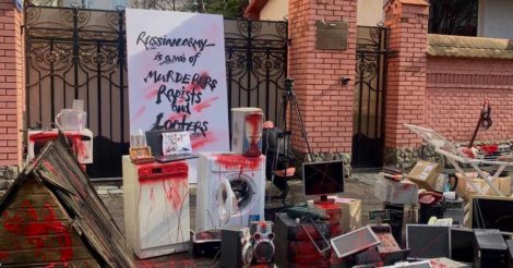 Під посольства рф приносять речі, які окупанти крадуть в українців