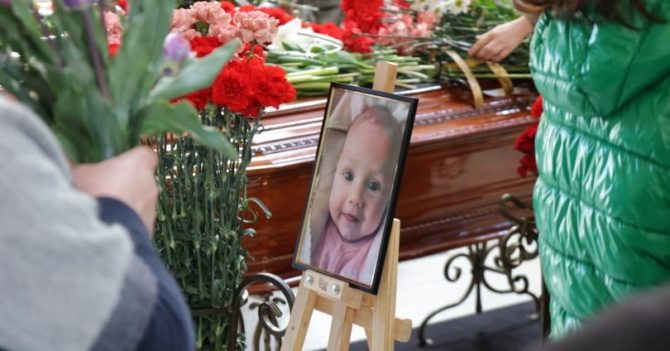 В Одесі попрощалися із 3-місячною дівчинкою, її мамою та бабусею: вони загинули унаслідок ракетного удару
