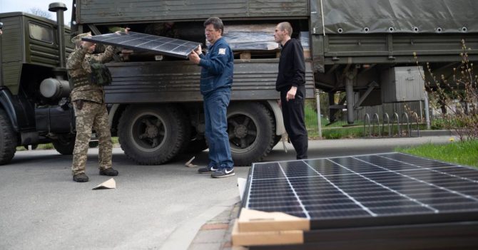 Амбулаторії в Ірпені та Бородянці отримали сонячні батареї від Tesla