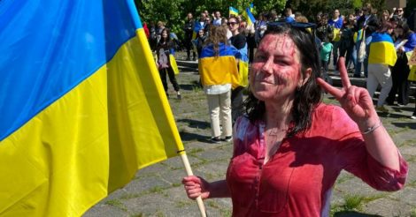 Медіаекспертка ІМІ отримує погрози від росіян: вона провела акцію у Варшаві  зі штучною кров'ю