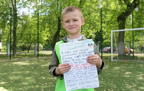 6-річний хлопчик з Маріуполя, що втратив батьків, написав листа премʼєру Британії