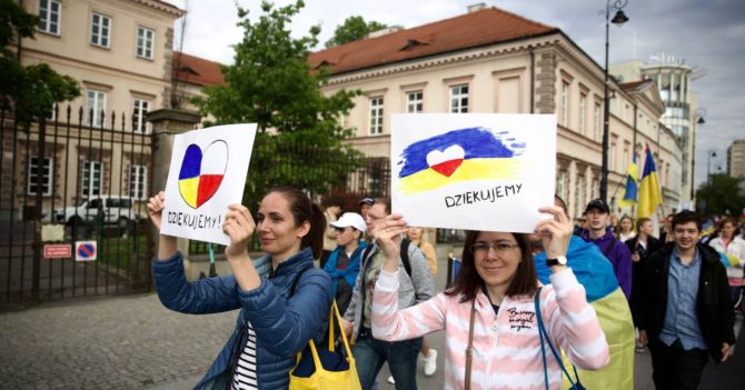 Марш вдячності полякам: українці влаштували акцію у Варшаві