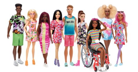 Компания Mattel выпустила Барби со слуховым аппаратом, протезом ноги и Кена с витилиго