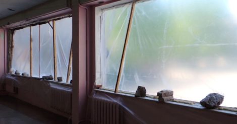 Без їжі, світла та з розбитими вікнами: росіяни погнали дітей у школу у Маріуполі