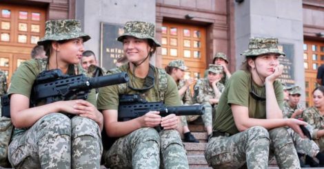 Жіноча сила: Які дійсні потреби у жінок-війскових на фронті та як вони з ними знаходять раду