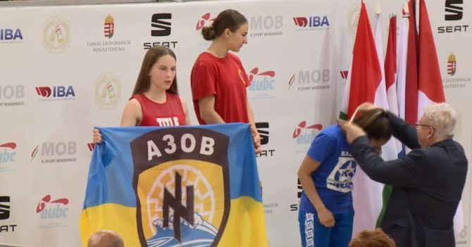 Українка на турнірі з боксу в Угорщині підняла прапор "Азова" 