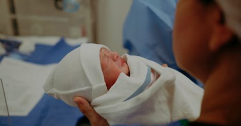 Неонатологи вручну робили недоношеному немовляті вентиляцію легенів на шляху в укриття — акушер про пологи на війні