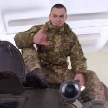 «Аби наступила перемога.  Хоча б знайду те місце, де лежить мій син»: розповідь матері 21-річного військового з Маріуполя