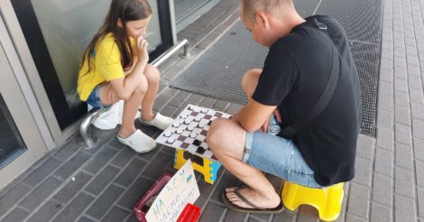 У Києві маленька чемпіонка світу з шашок грою збирає гроші для ЗСУ