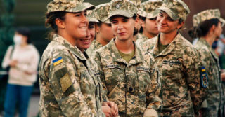 Якщо воєнний стан в Україні буде продовжено, то з 1 жовтня жінки певних професій не зможуть виїхати за кордон