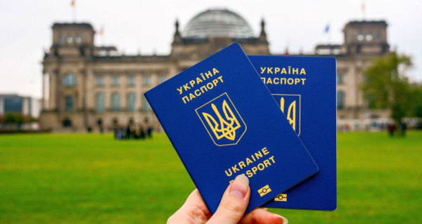 Українці зможуть отримувати закордонні паспорти та ID-картки закордоном: де і коли