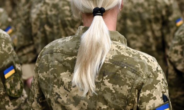 Військовий облік жінок в Україні: у МВС кажуть, що українок випускатимуть за кордон