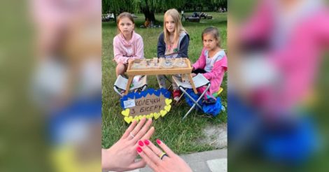 У Броварах троє дівчат продають колечка з бісеру: половину грошей віддають на допомогу ЗСУ
