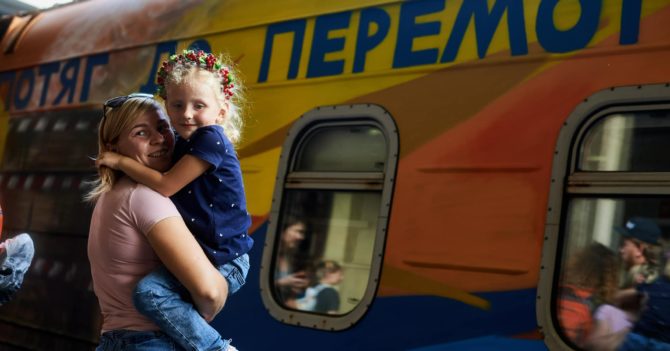 Укрзалізниця запустила «Потяг до перемоги», розписаний українськими митцями