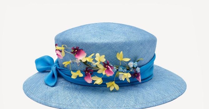 Єлизавета ІІ прийняла капелюх від українського дизайнера
