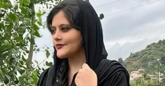 В Ірані розпочалися протести через смерть дівчини, яку заарештувала поліція моралі