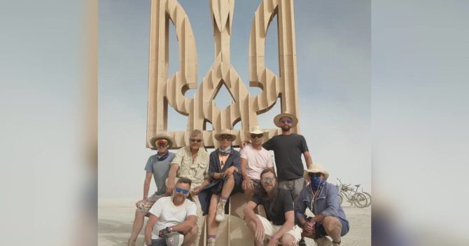 На фестивалі Burning Man 2022 створили інсталяцію «Тризуб Свободи»