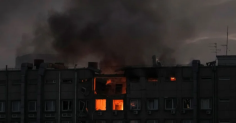 Удар дроном-камікадзе по житловому будинку в Києві: дві людини залишаються під завалами