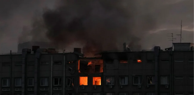 Удар дроном-камікадзе по житловому будинку в Києві: дві людини залишаються під завалами