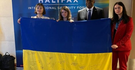 Українки подарували міністру оборони США прапор з Херсонщини та попросили літаки