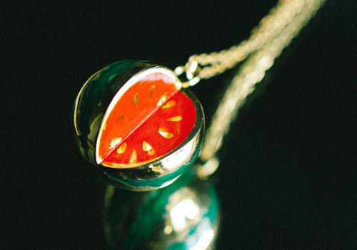 Український ювелірний бренд за добу вручну створив позолочений кавун зі срібла