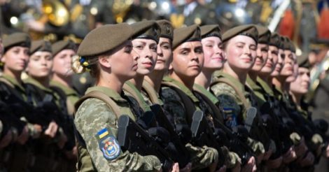 Чоловіки, чиї дружини служать у Силах оборони, можуть виїжджати з України