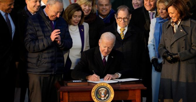 Президент США підписав закон, який захищає одностатеві шлюби у США