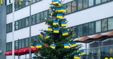 У Берліні новорічну ялинку прикрасили українськими прапорами