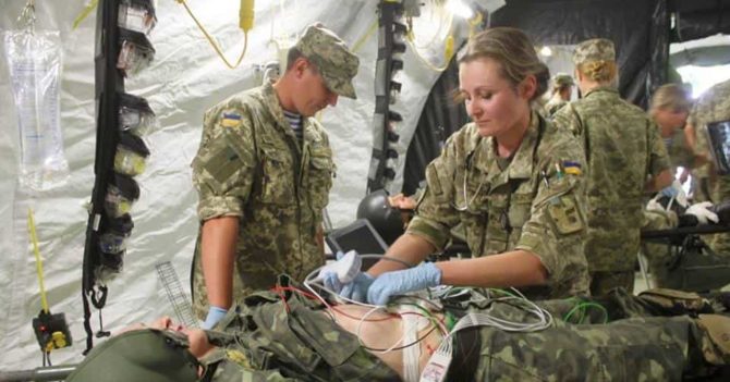 Жіноча військова медицина: здоров’я захисницям України рятують волонтери