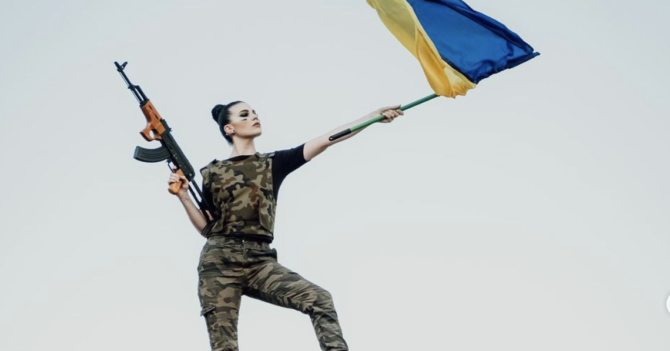 Українка з прапором та автоматом: як на Супербоулі-2023 підтримали Україну