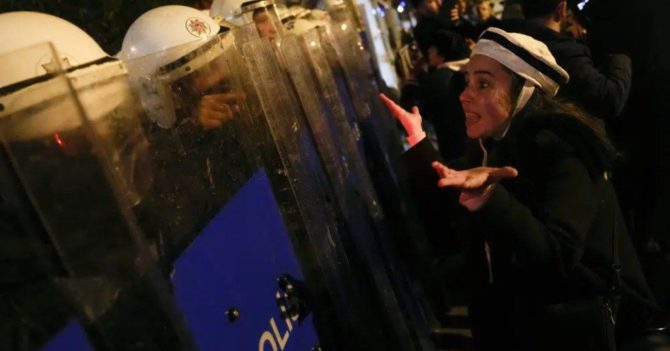 У Стамбулі поліція застосувала сльозогінний газ проти жінок: подробиці