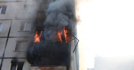 Ракетний удар по Запоріжжю: одна з ракет застрягла на даху багатоповерхівки
