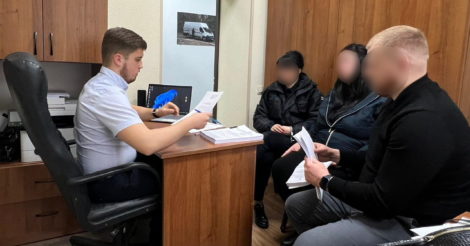 Ґвалтували трьох малолітніх дітей: на Київщині судитимуть горе-матір та її співмешканця