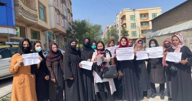 Афганські жінки вийшли на акцію протесту перед самітом ООН, вимагаючи не визнавати уряд талібів: відео