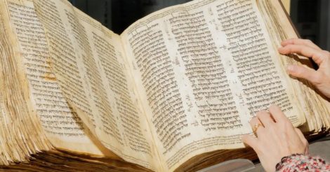 Найстарішу Біблію на івриті продали на аукціоні за велику суму: хто її купив?
