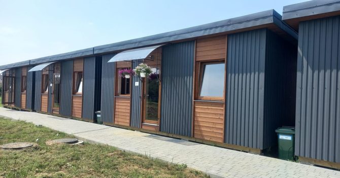 На Закарпатті відкрили модульні будинки для переселенців з Херсону та Маріуполя: фото