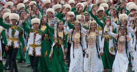 У Туркменістані студенток змушують носити довгі коси