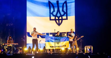 UNITED24 розігрує український прапор з автографами учасників Imagine Dragons: деталі