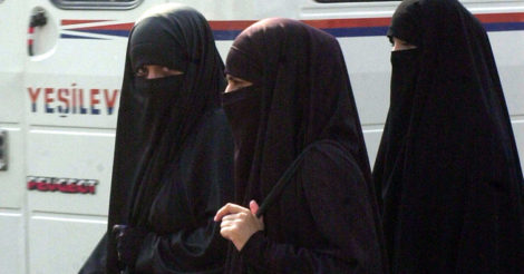 У Франції дівчатам заборонили вдягати до школи мусульманську абаю