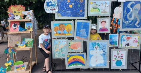 У Смілі 5-річний хлопчик продає свої картини заради допомоги ЗСУ: фото та відео