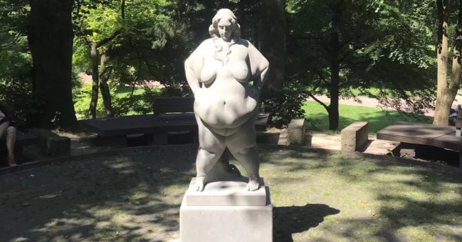 У Львові встановили бодипозитивну скульптуру жінки: реакція суспільства