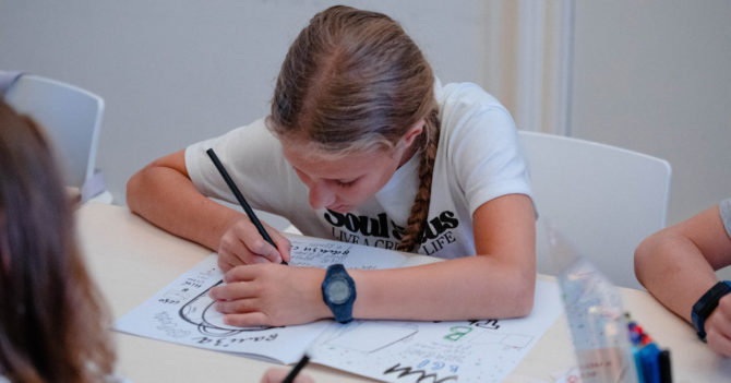 “Малюючи мапу від минулого в майбутнє”: українські діти приєдналися до воркшопу Алевтини Кахідзе в Будинку Анни Франк