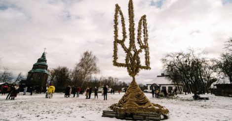 У Києві на Різдво встановили найбільший тризуб з дідухів в Україні