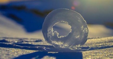 Українські полярники показали неймовірні фото «сніжних пончиків»