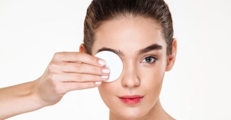 ТОП-10 корисних звичок для шкіри навколо очей