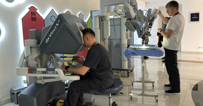 В Україні вперше з’явився надсучасний робот-хірург Da Vinci в дитячій лікарні