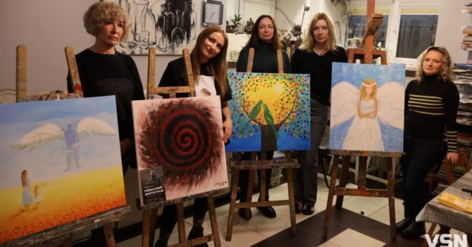 «Малюю серцем». У Києві відкривається виставка картин, створених дружинами загиблих героїв