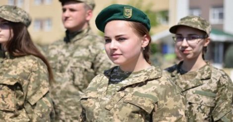 Хлопці й дівчата у школах будуть на рівних вивчати предмет «Захист України»