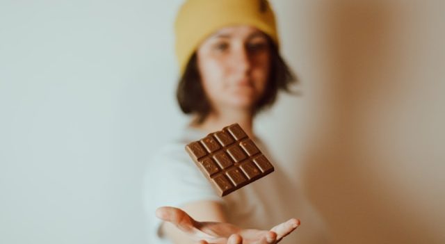 «Шоколадна медитація»: вправа усвідомленого споживання від психологині